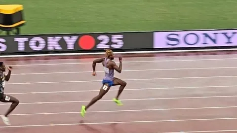 “亚冬会佳绩连连，中国代表团双冠领跑，创历史最佳！央视新闻客户端聚焦亮点”